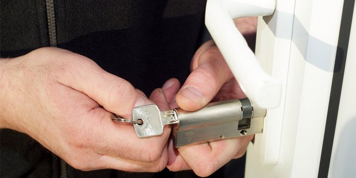 Emergency locksmith service